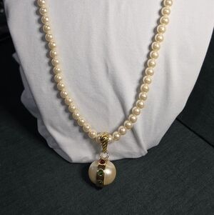 Elegant Pearl Necklace with Gold Pendant with Red and Green Crystals